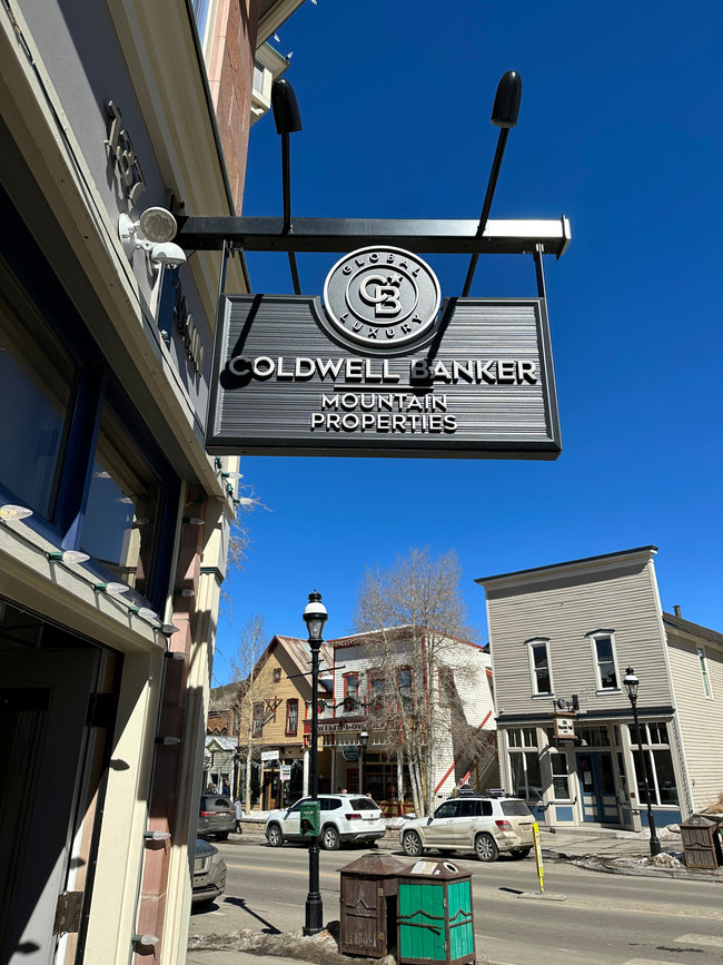 The Role of Carved Signs in Walkable Tourism Zones