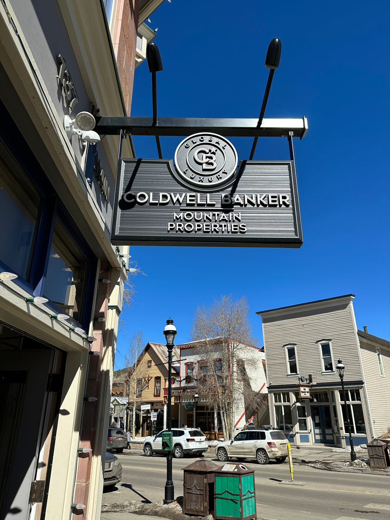 The Role of Carved Signs in Walkable Tourism Zones